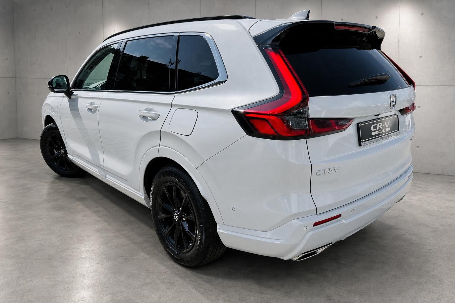 Honda CR-V Hybrid weiß, Seiten-Heckansicht mit Kennzeichenhalter