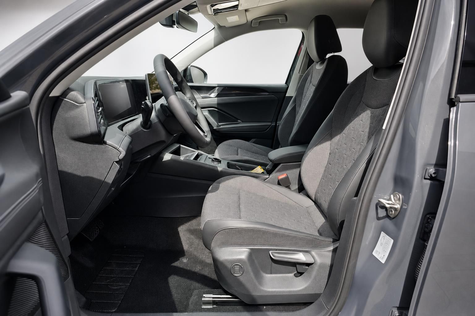 Innenraum VW Tiguan mit Blick auf Fahrersitz und Cockpit