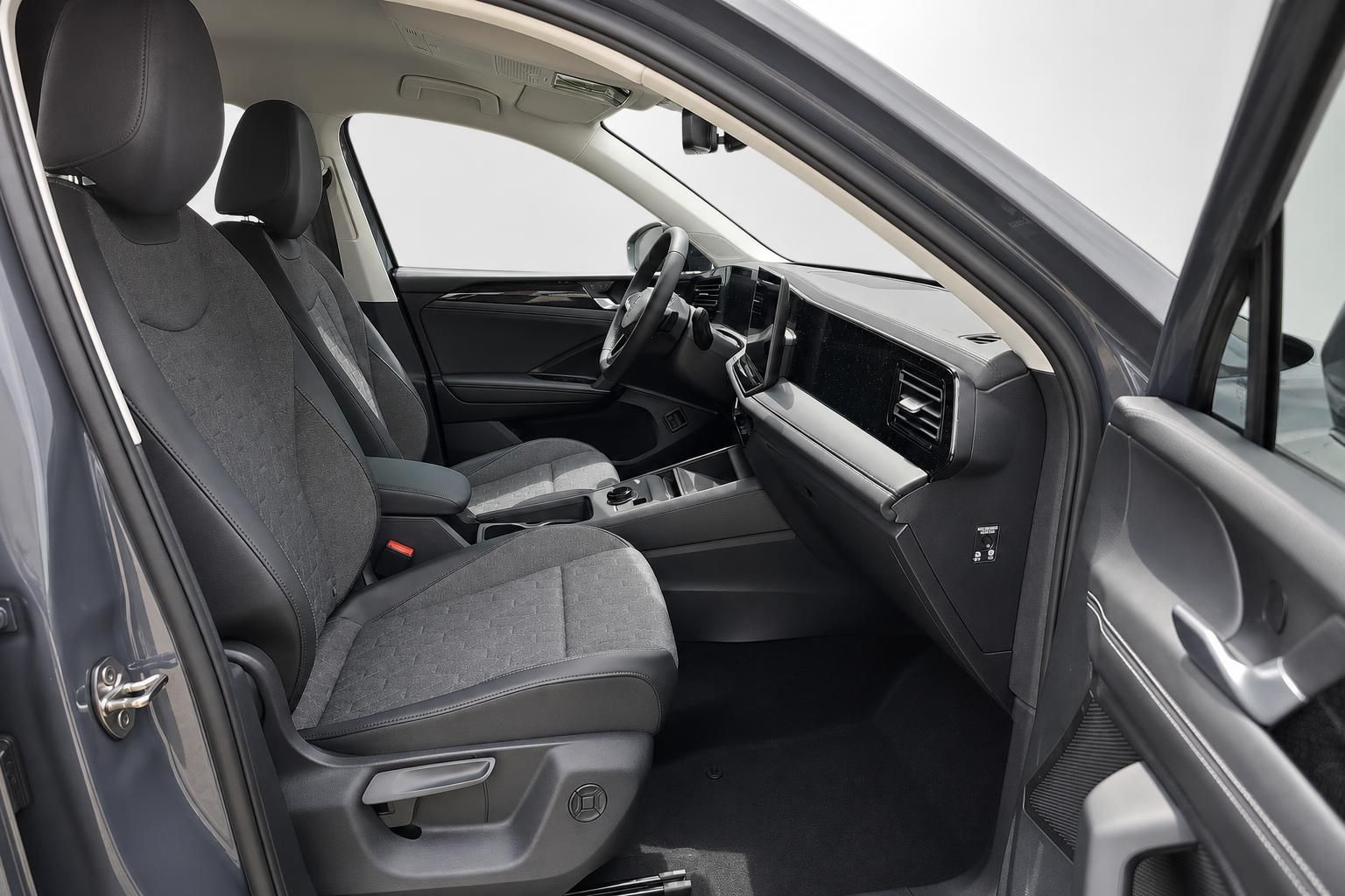 VW Tiguan Innenraum mit Vordersitzen und Armaturenbrett