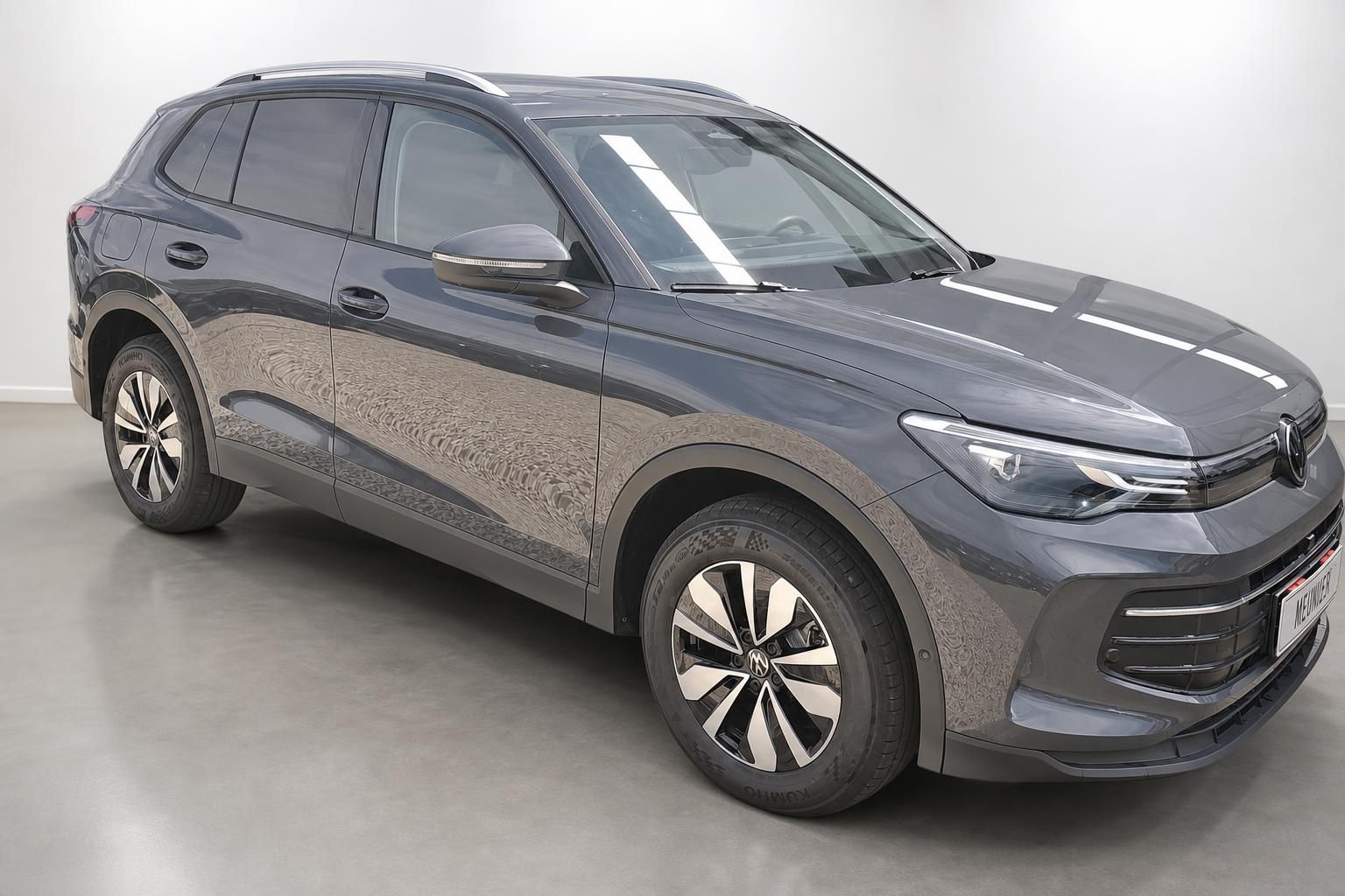 VW Tiguan dunkelgrau, Frontansicht schräg im Autohaus