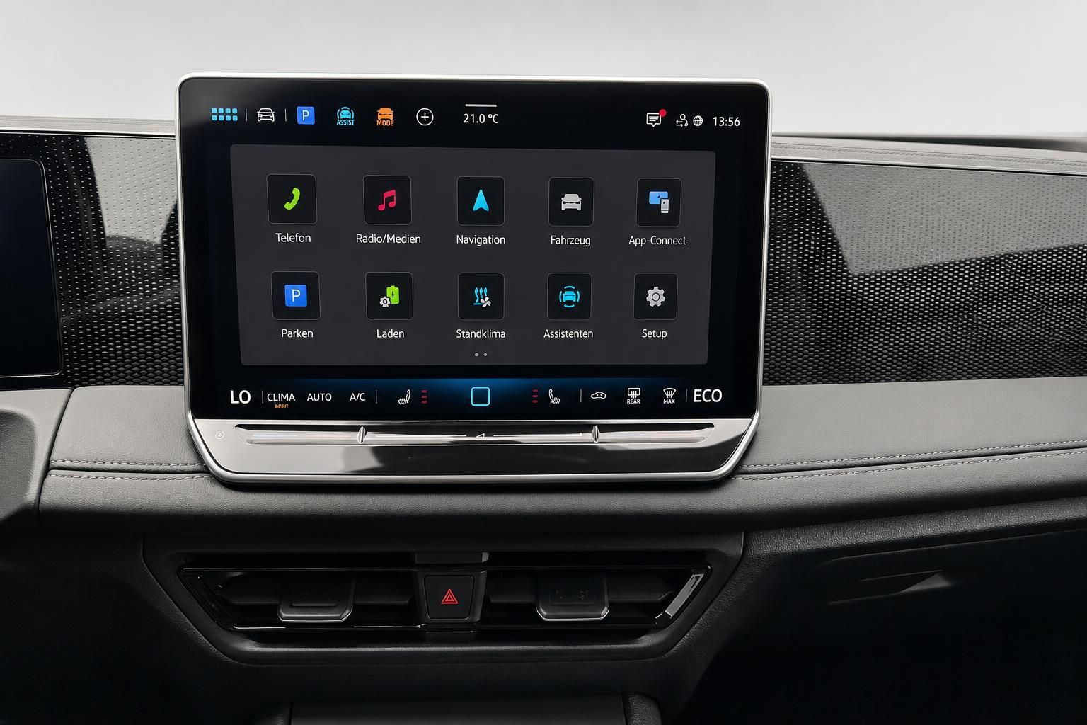 Infotainment-Bildschirm im VW Tiguan mit Menüübersicht