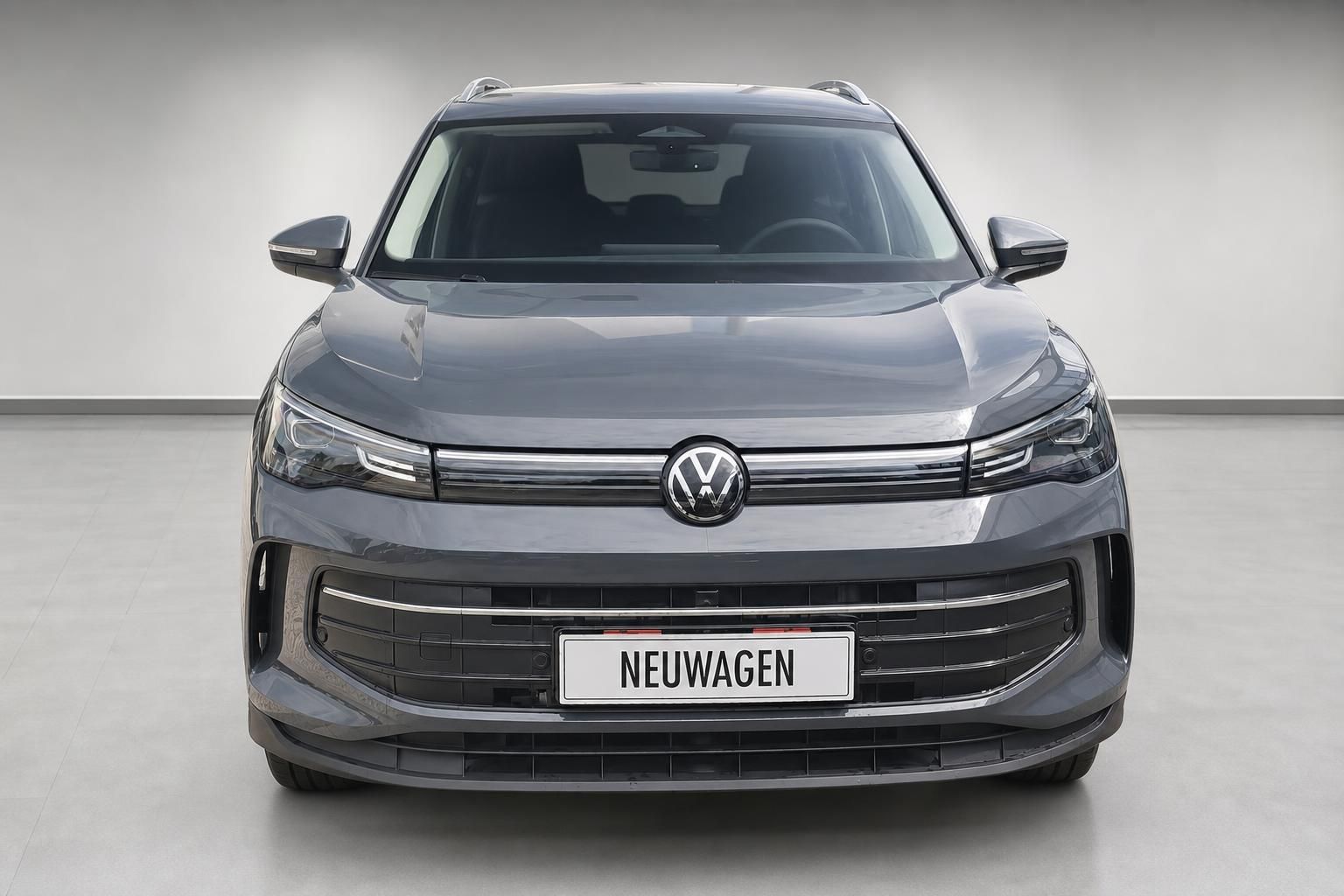 VW Tiguan grau, Frontansicht mit Kennzeichen Neuwagen