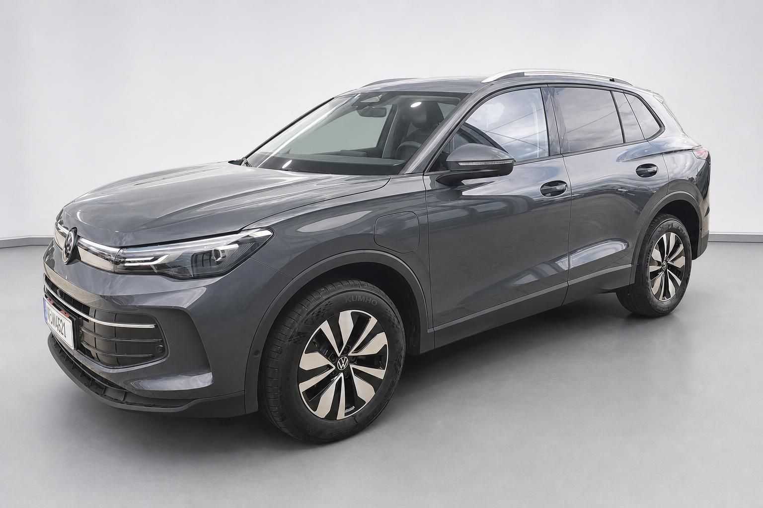 VW Tiguan grau metallic, Frontansicht schräg im Studio