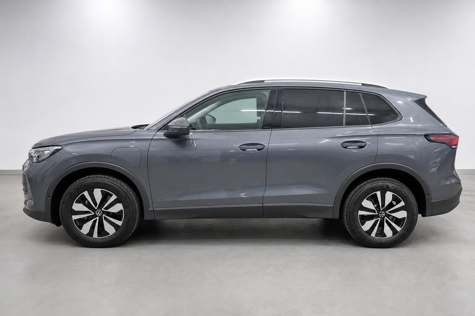 VW Tiguan grau metallic, Seitenansicht im Studio