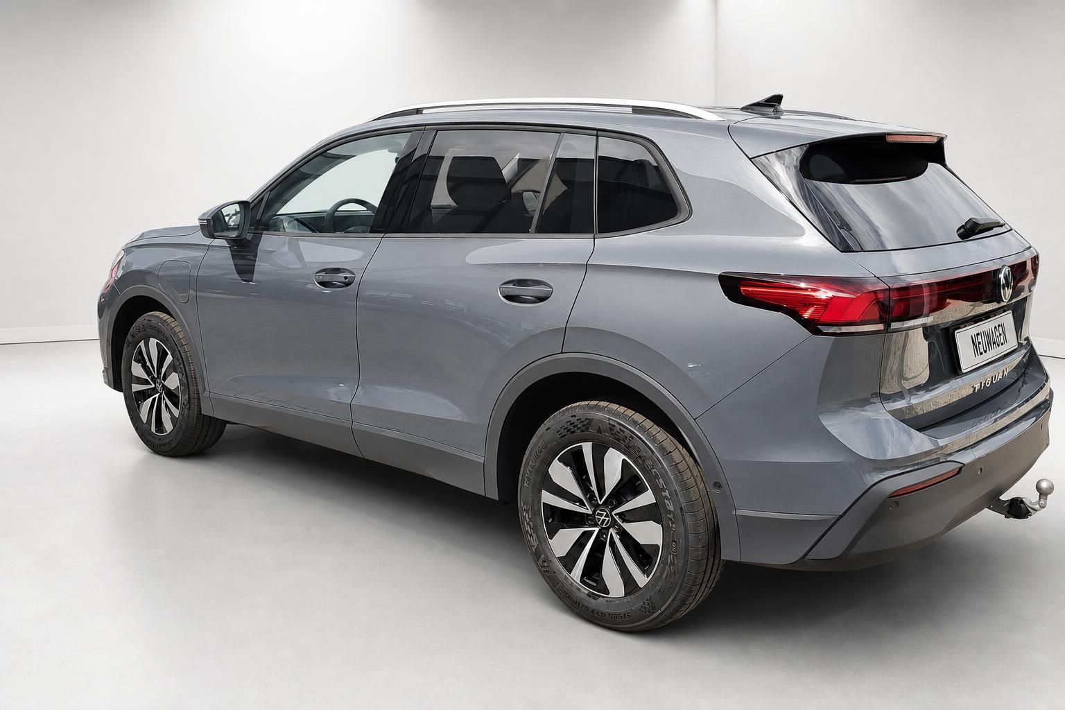 VW Tiguan grau metallic, Heckansicht schräg im Studio