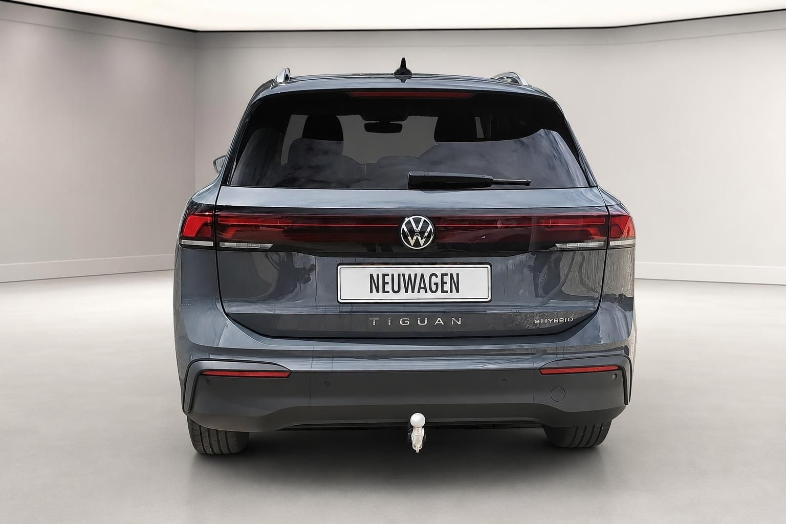 VW Tiguan eHybrid Heckansicht in Grau mit Anhaengerkupplung im Studio