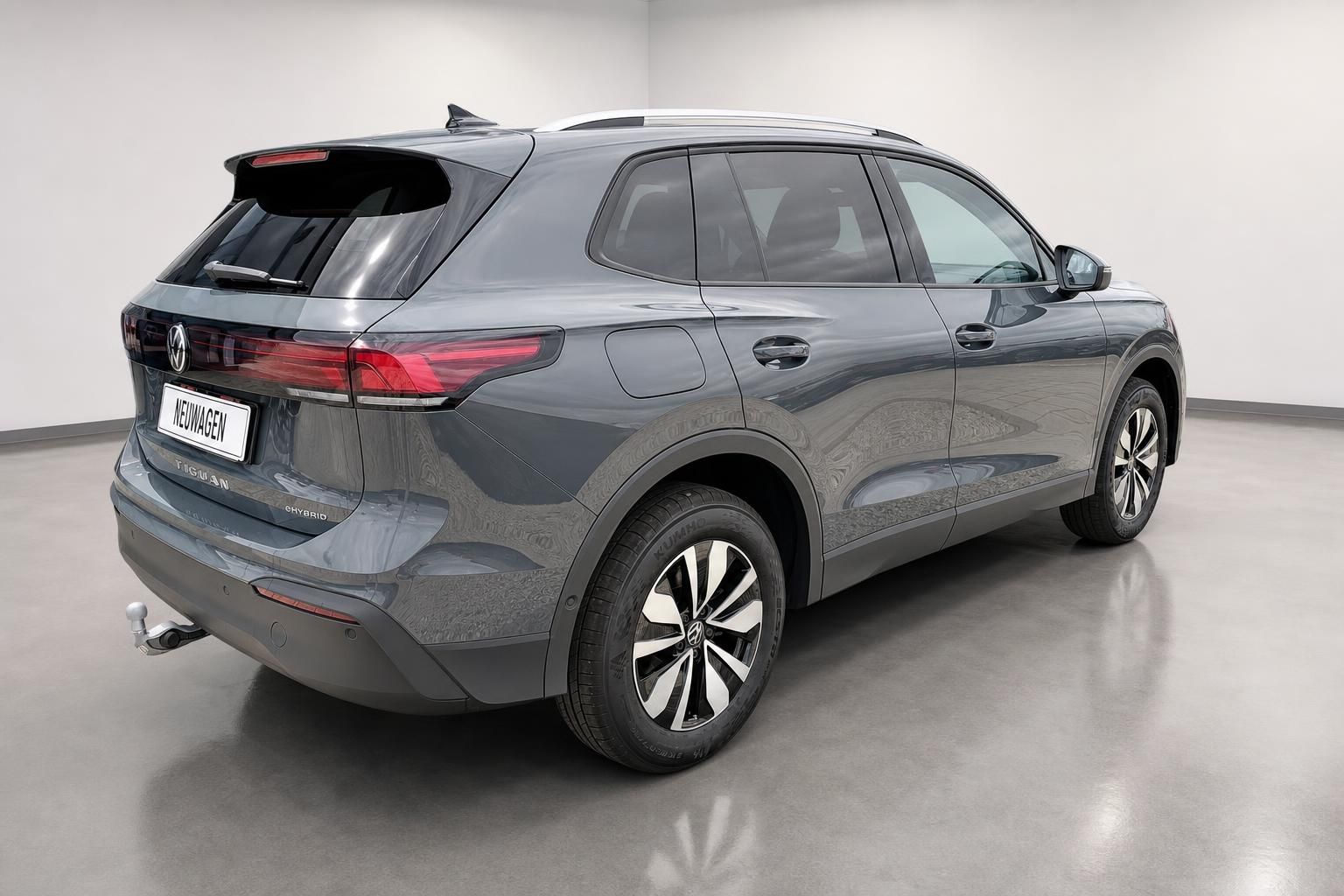 VW Tiguan eHybrid Heckansicht schraeg in Grau mit Panoramadach