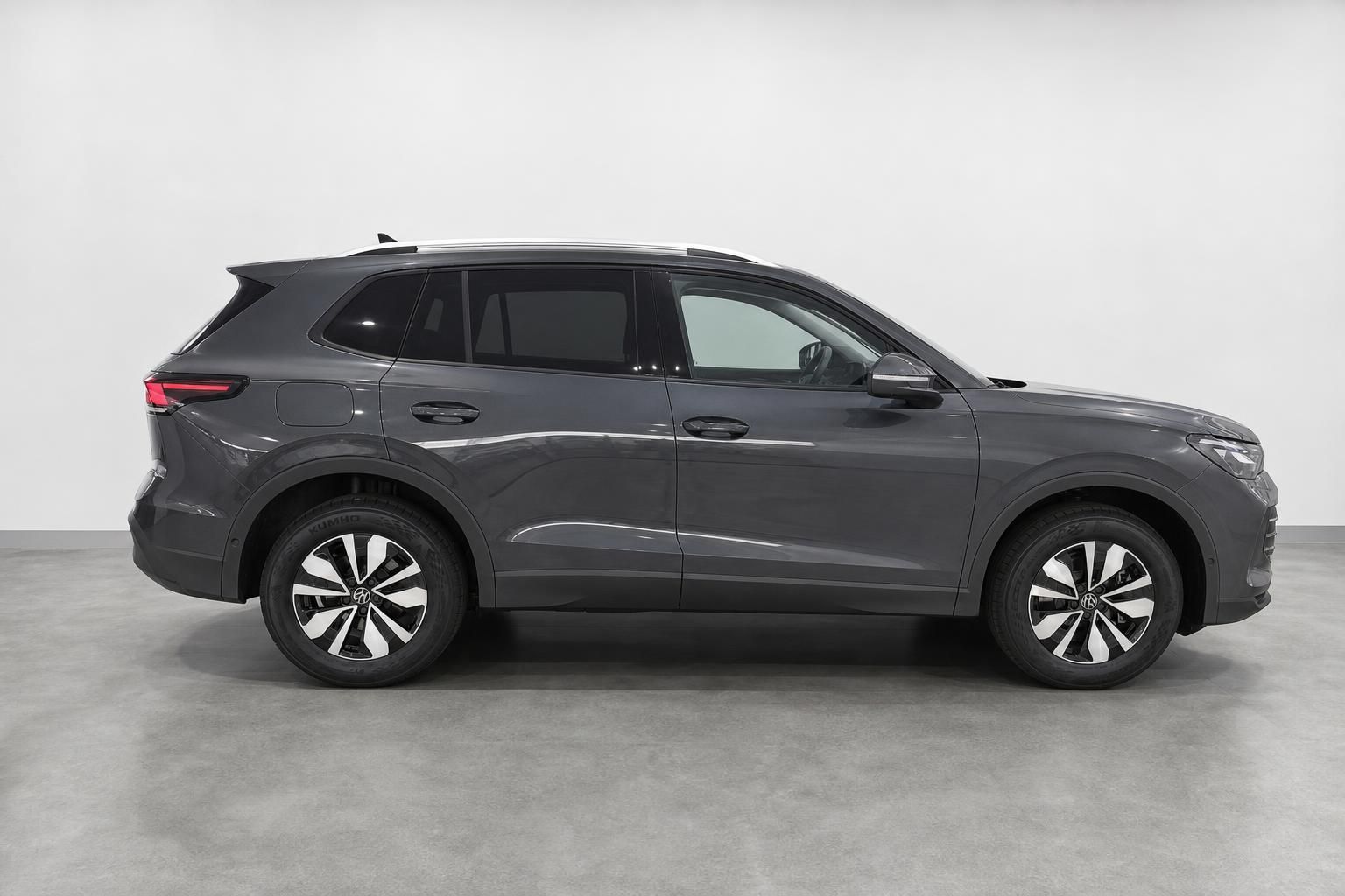VW Tiguan Seitenansicht in Grau mit Panoramadach im Studio