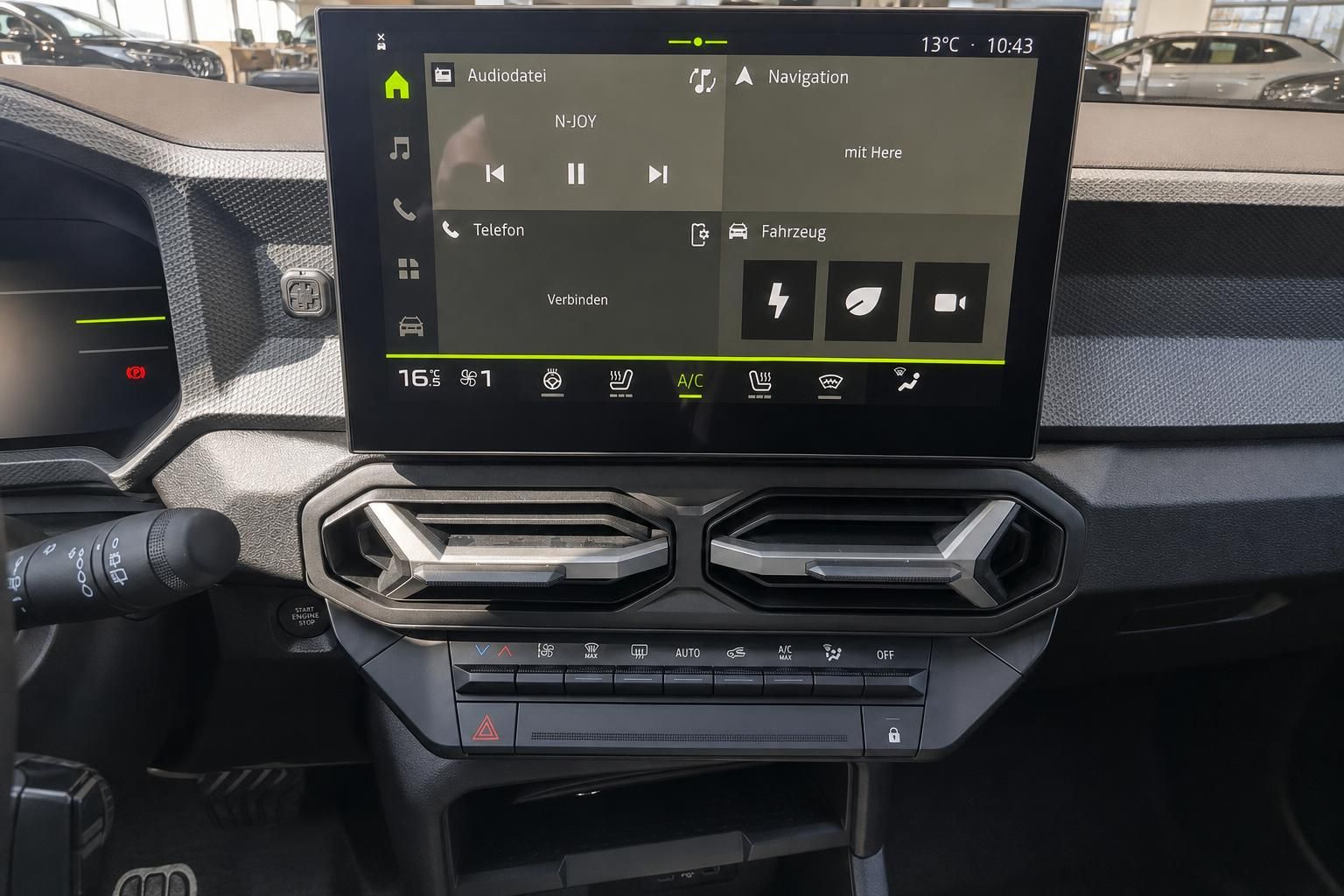 Infotainment-System mit Touchscreen und Klimabedienung im Fahrzeug-Armaturenbrett