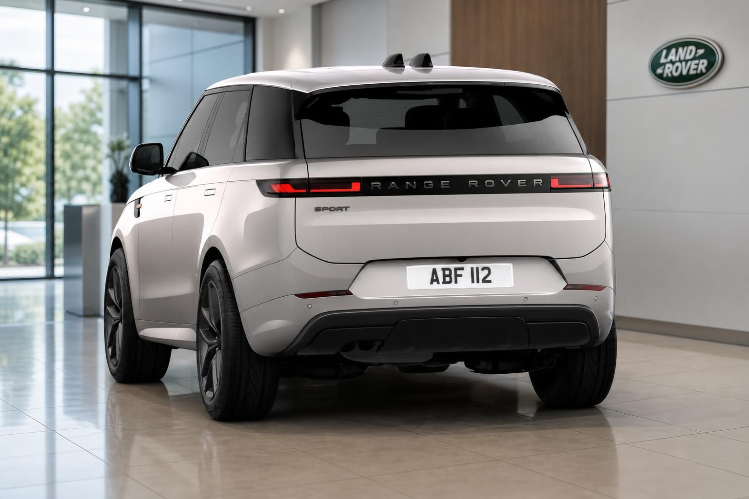 Range Rover Sport in Weiss Heckansicht im Land Rover Showroom