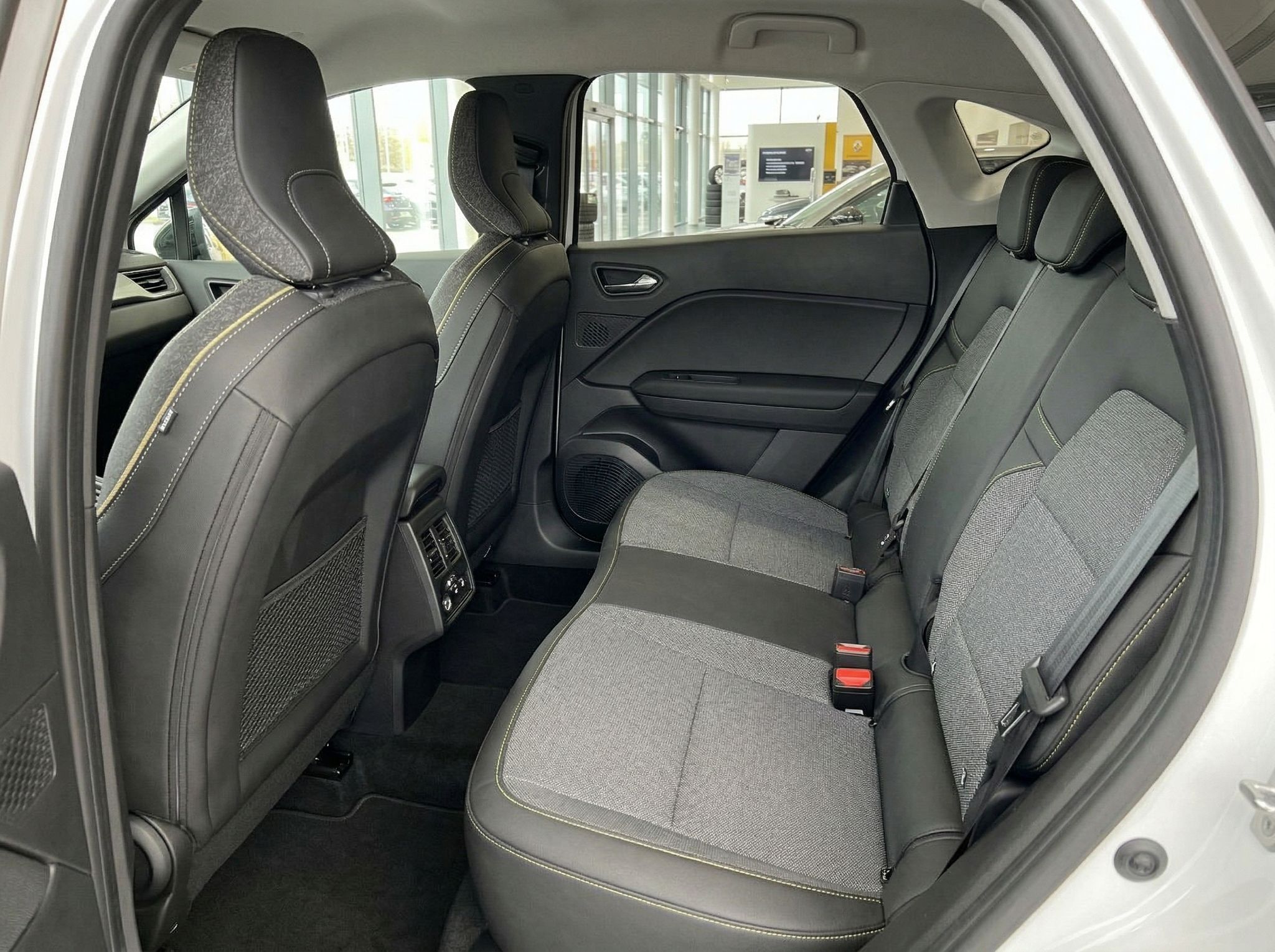 Fahrzeug Rücksitzbank mit grauer Polsterung und Kopfstützen im Innenraum