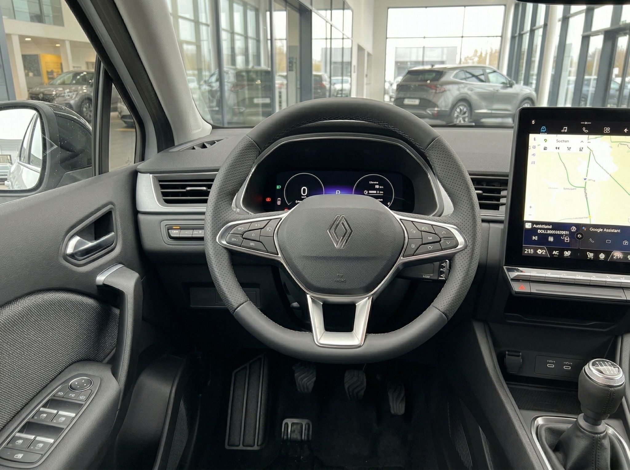 Renault Cockpit-Ansicht mit Lenkrad, digitalem Display und Navigationssystem im modernen Interieur