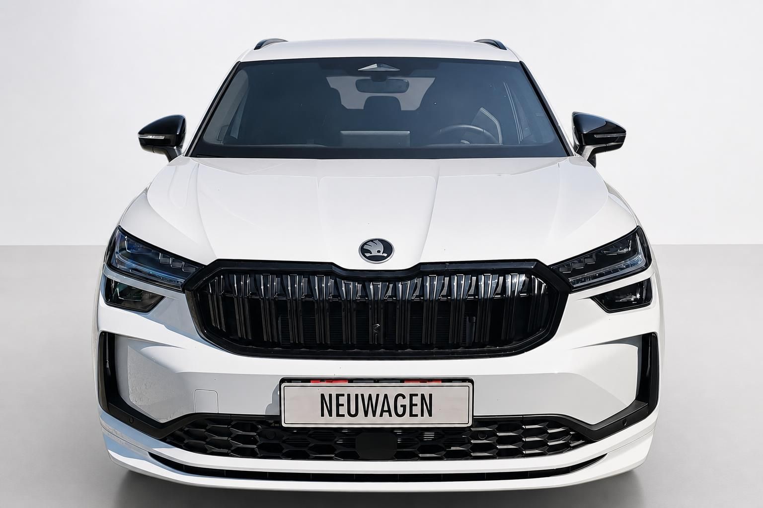 Skoda Kodiaq weiß Frontansicht Neuwagen im Studio