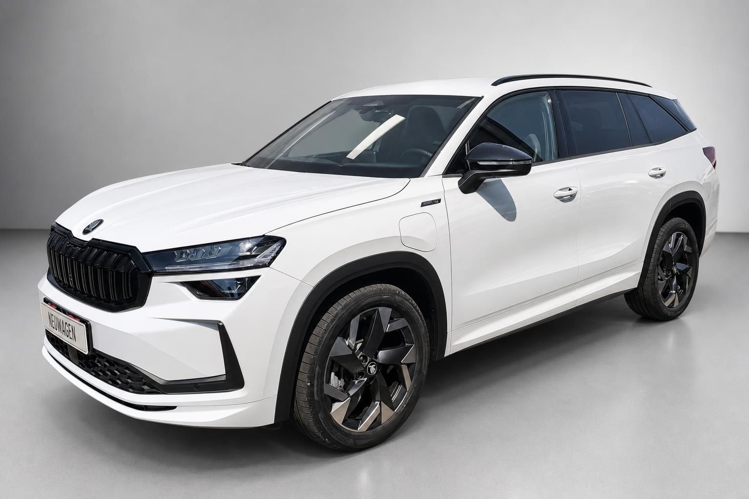 Skoda SUV weiß in Frontansicht mit schwarzen Felgen im Studio