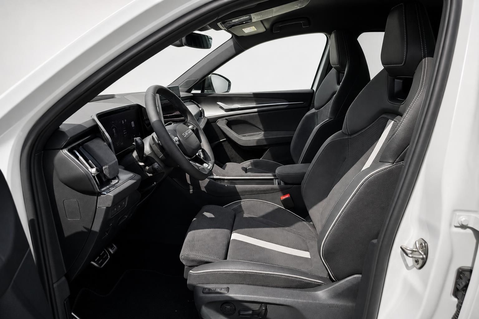 Innenraum Skoda mit schwarzen Sportsitzen und Cockpit Ansicht