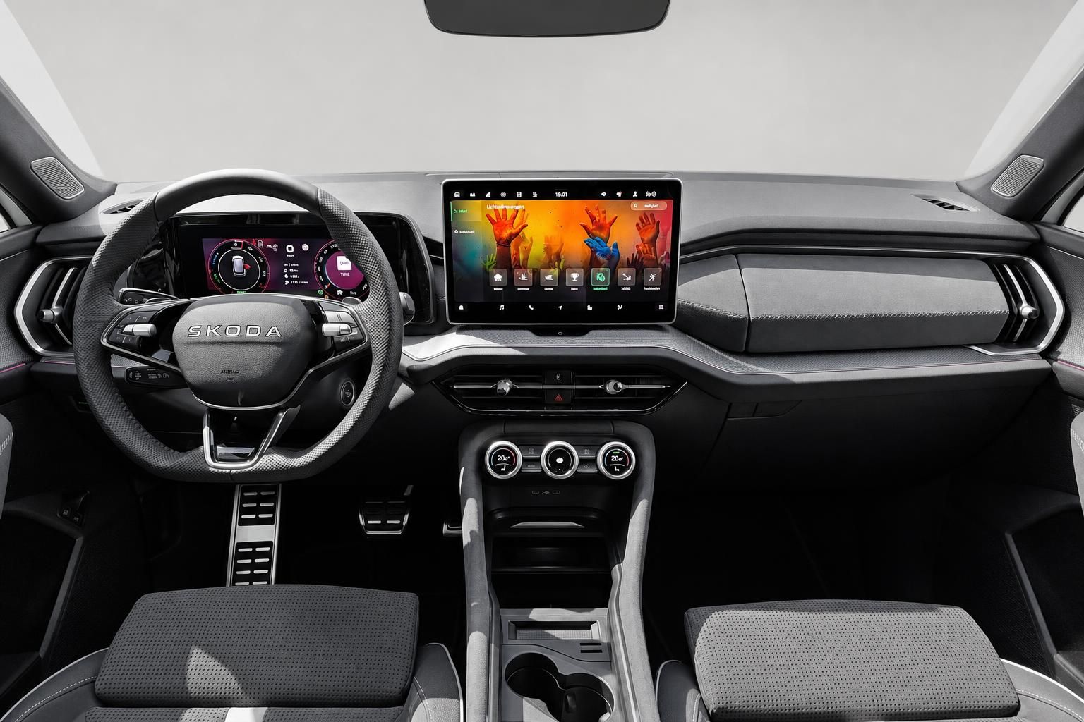 Skoda Cockpit mit Lenkrad und großem Infotainment Touchscreen