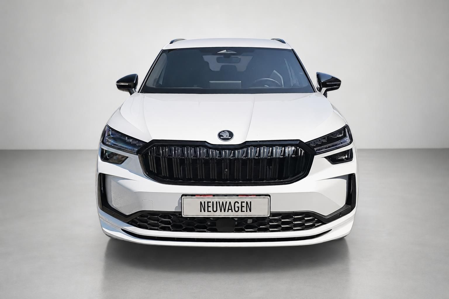 Skoda Kodiaq weiß, Frontansicht Neuwagen SUV Studio