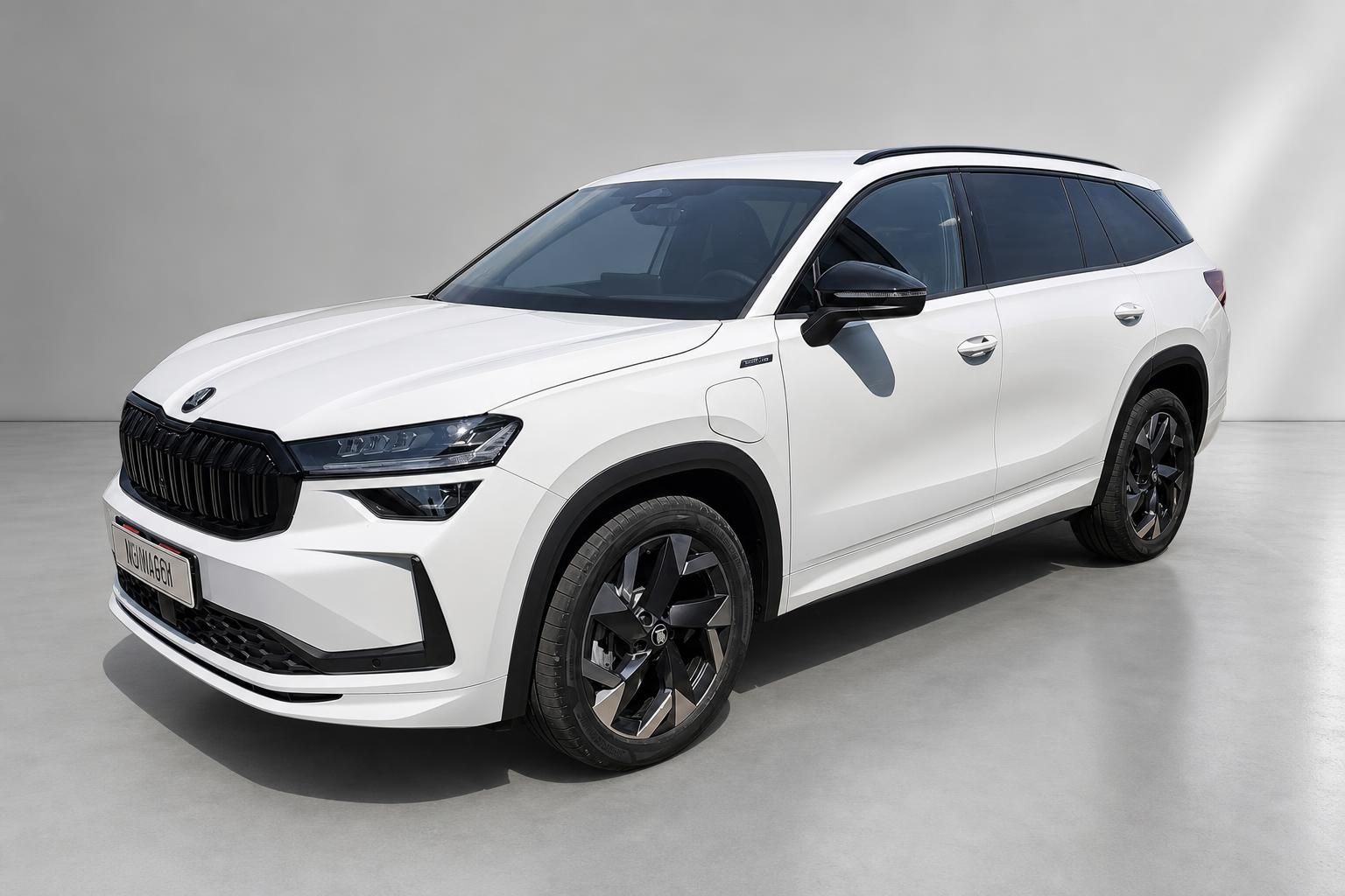 Skoda Kodiaq weiß, SUV Frontansicht seitlich Studio