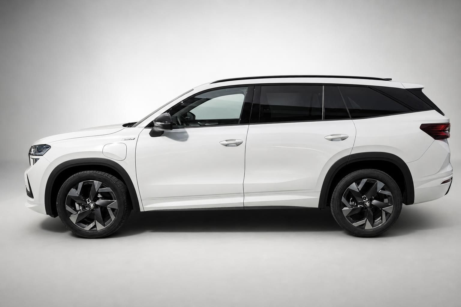 Skoda Kodiaq weiß, Seitenansicht SUV im Fotostudio