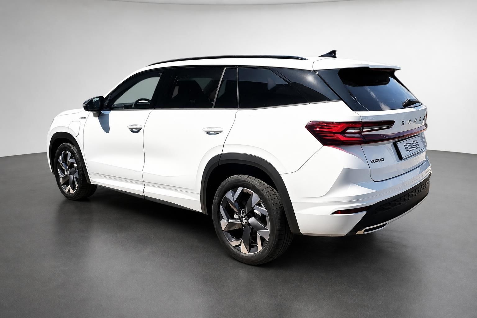 Skoda Kodiaq weiß, Heckansicht SUV im Fotostudio