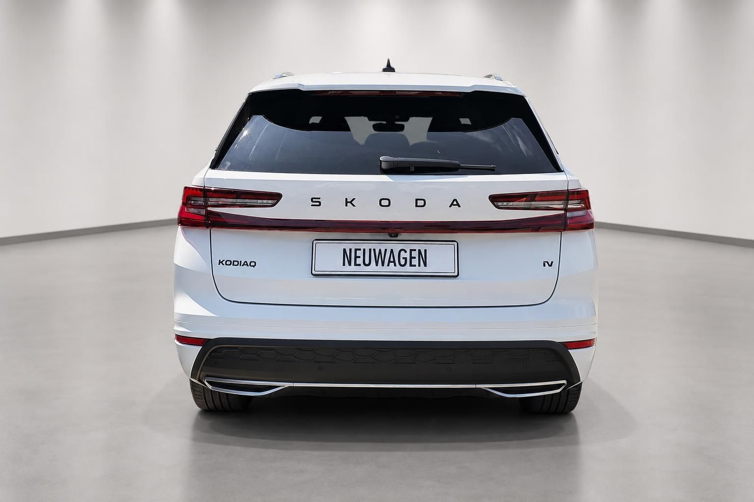 Skoda Kodiaq weiß Heckansicht Neuwagen im Studio