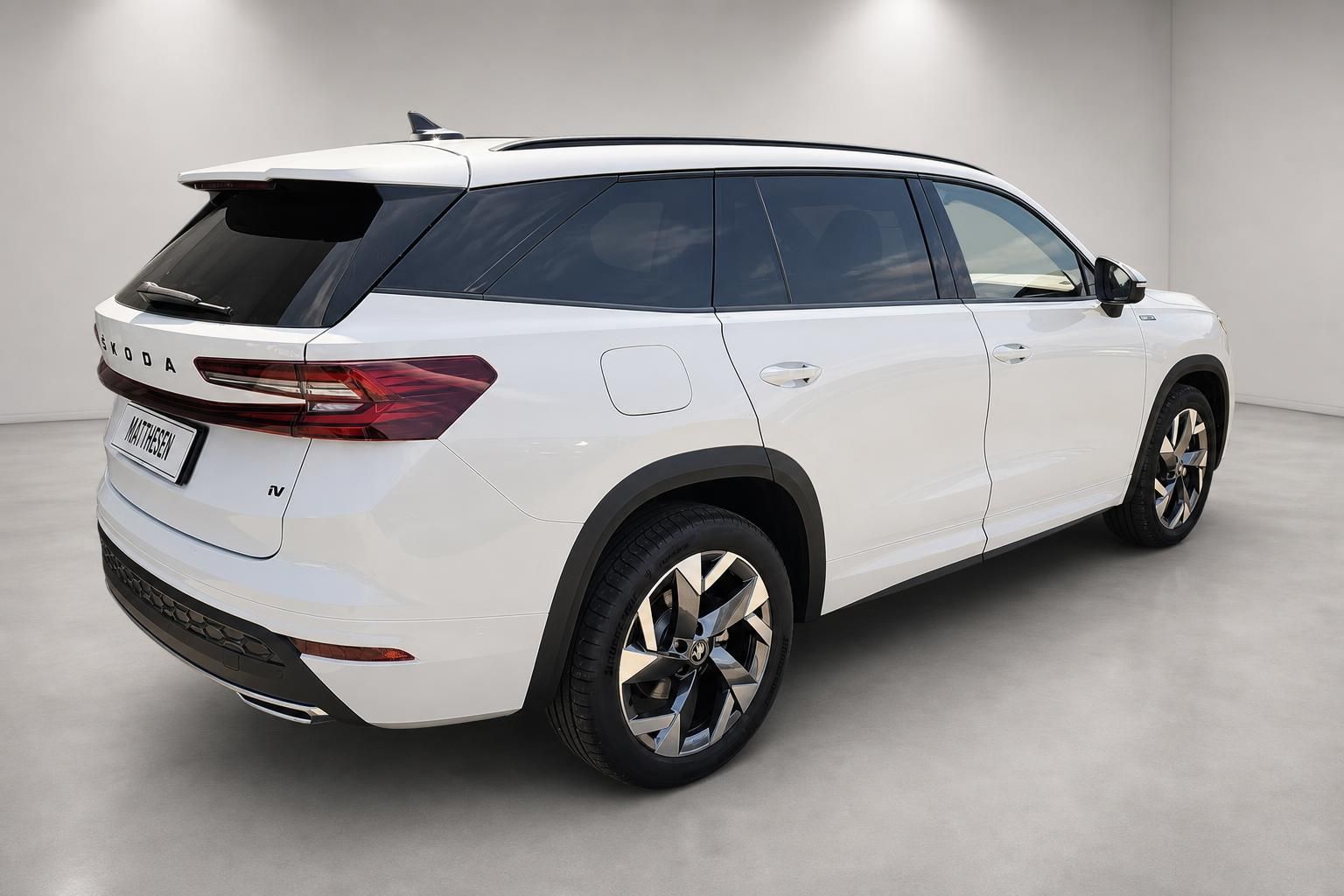 Skoda Kodiaq weiß Heck-Seitenansicht SUV Studiofoto