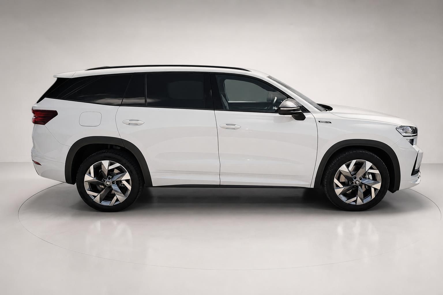 Skoda Kodiaq weiß Seitenansicht SUV Studioaufnahme