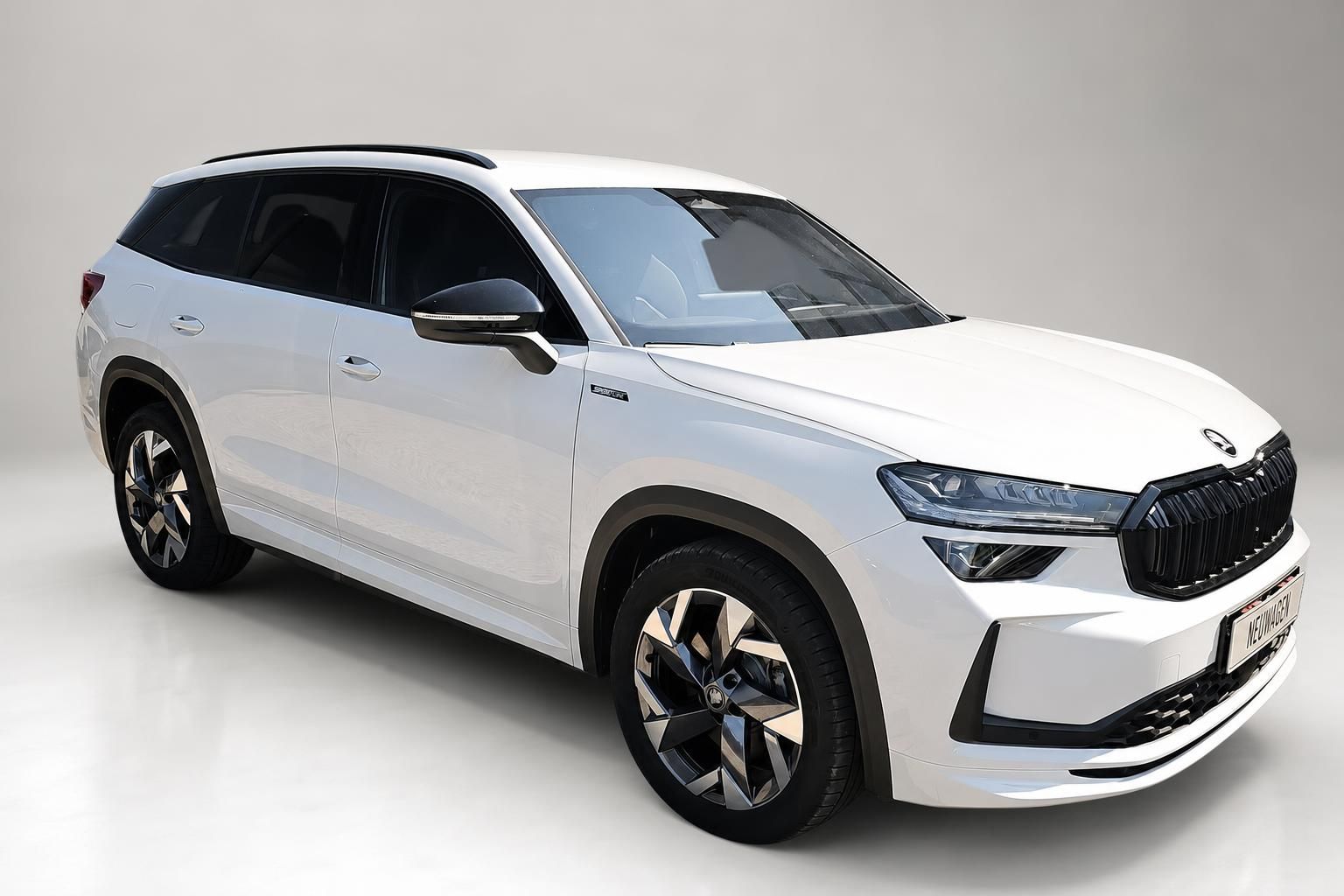 Skoda Kodiaq weiß Frontansicht schräg Sportline Neuwagen