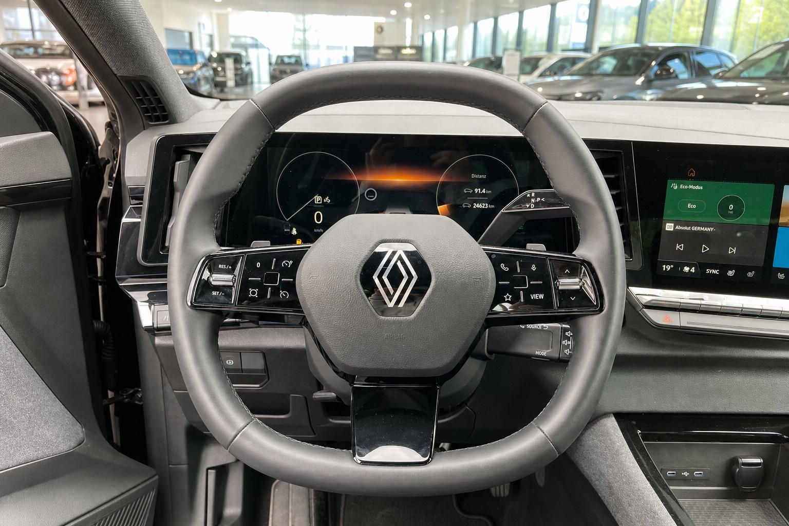 Renault Lenkrad mit Multifunktionstasten und digitales Cockpit Display im modernen Fahrzeug