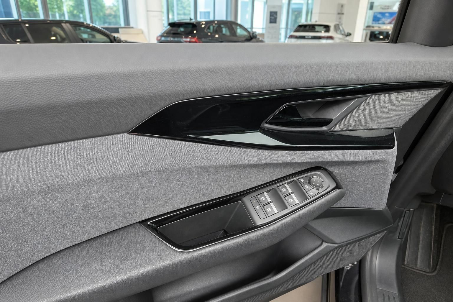 Auto Innenraum Türverkleidung mit Fensterheber-Bedienung und modernem Design im Autohaus