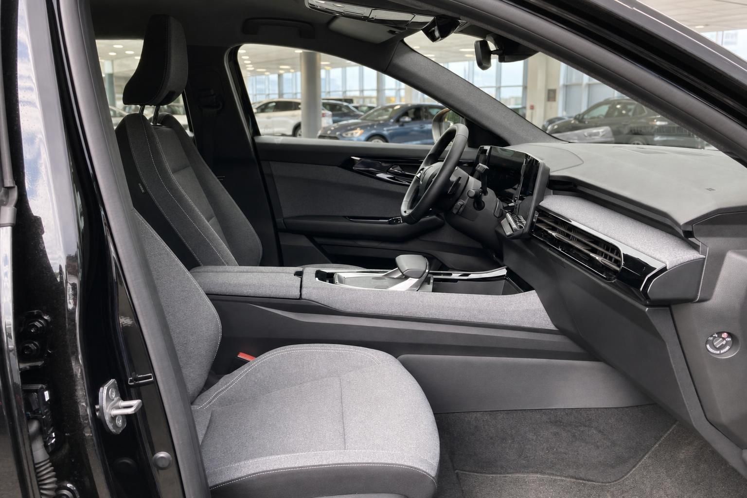 Fahrzeug Innenraum mit grauen Sitzen, Armaturenbrett und Mittelkonsole in modernem Design