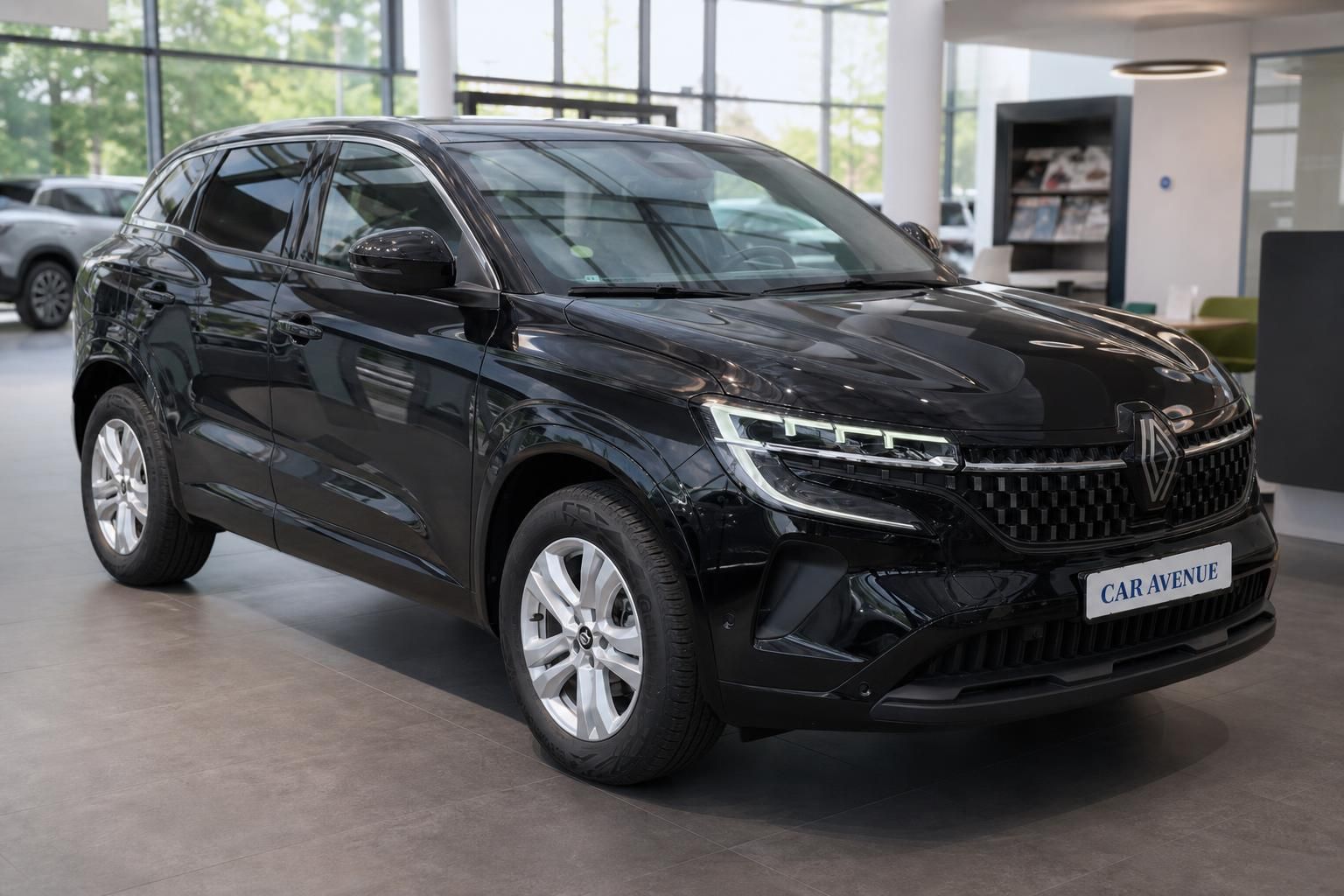 Schwarzer Renault Austral SUV Schrägansicht vorne im Autohaus-Showroom mit modernem Design