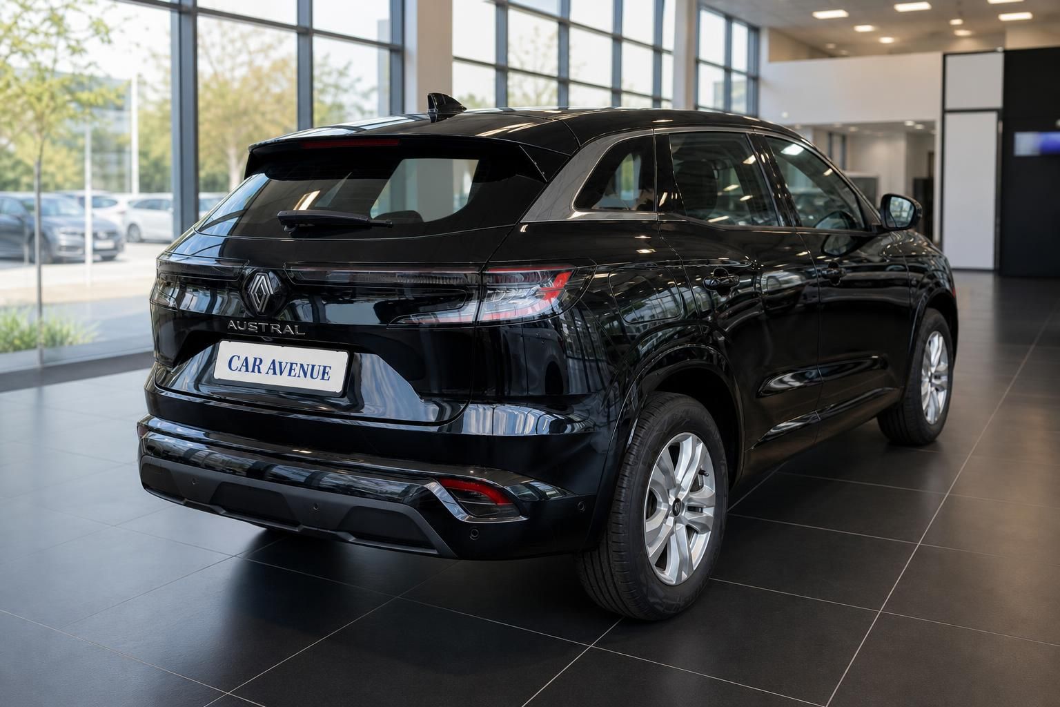 Renault Austral SUV Heckansicht in schwarz mit CAR AVENUE Kennzeichen im Autohaus