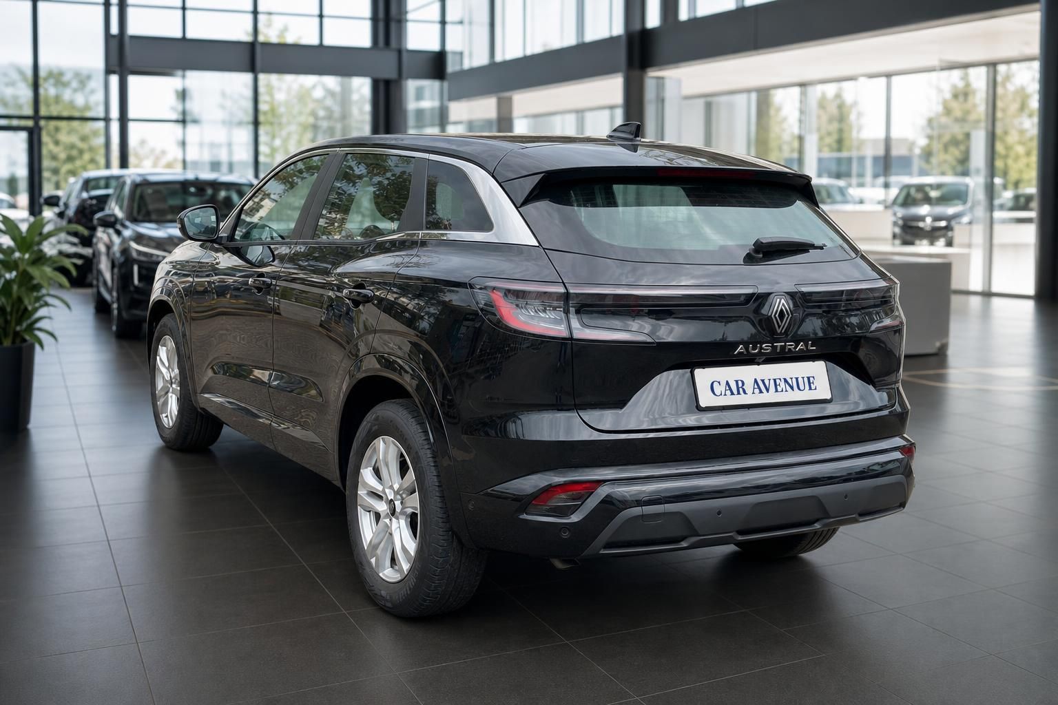 Renault Austral SUV schwarze Lackierung Heckansicht im Autohaus mit CAR AVENUE Kennzeichen