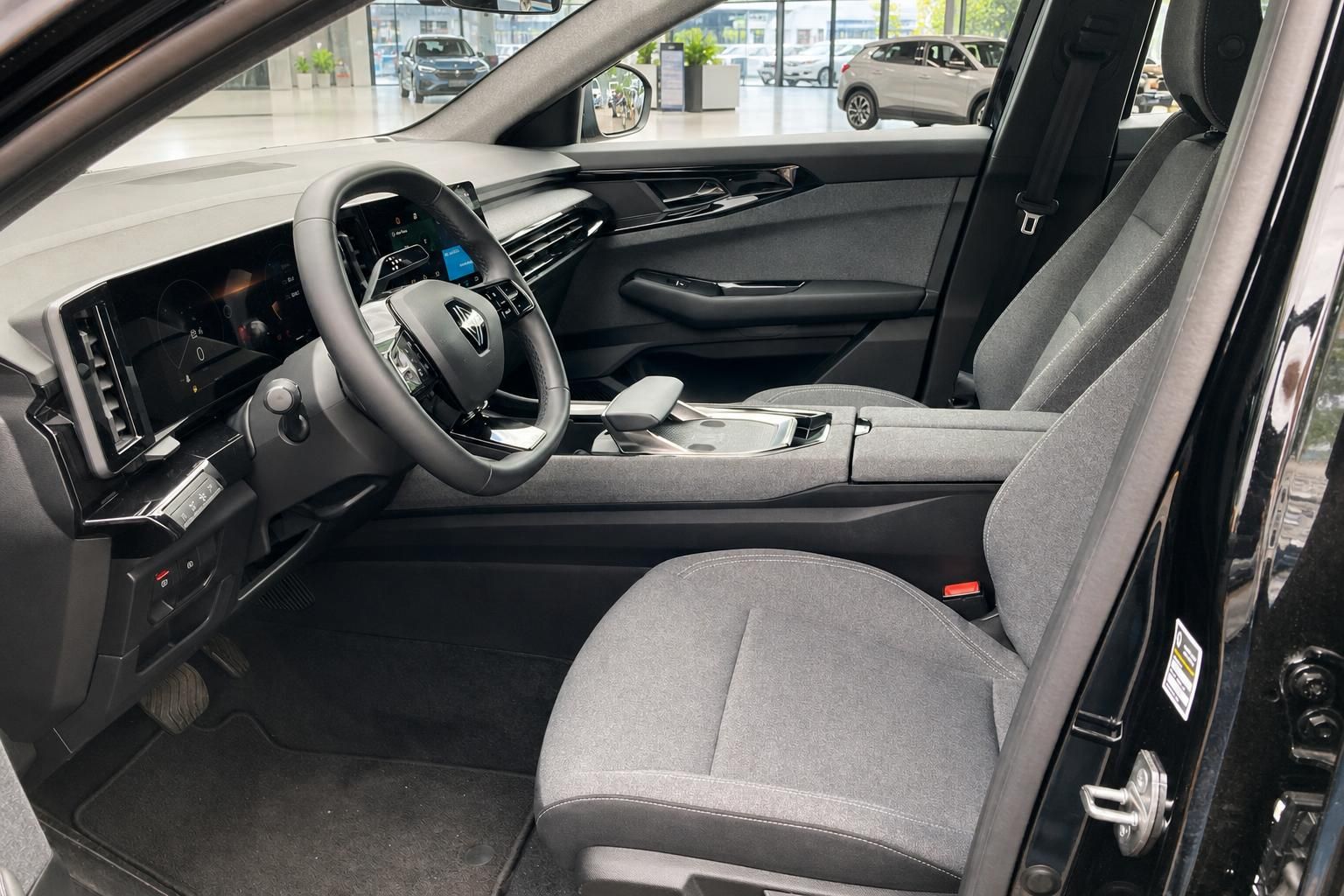 Fahrersitz und Cockpit mit grauem Interieur und modernem Armaturenbrett