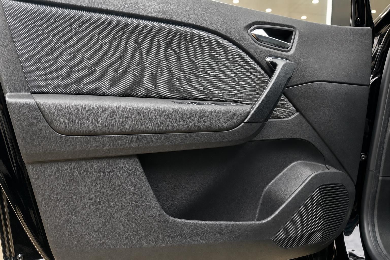 Renault Fahrzeug Türverkleidung innen grau mit Türgriff und Lautsprecher Detailansicht