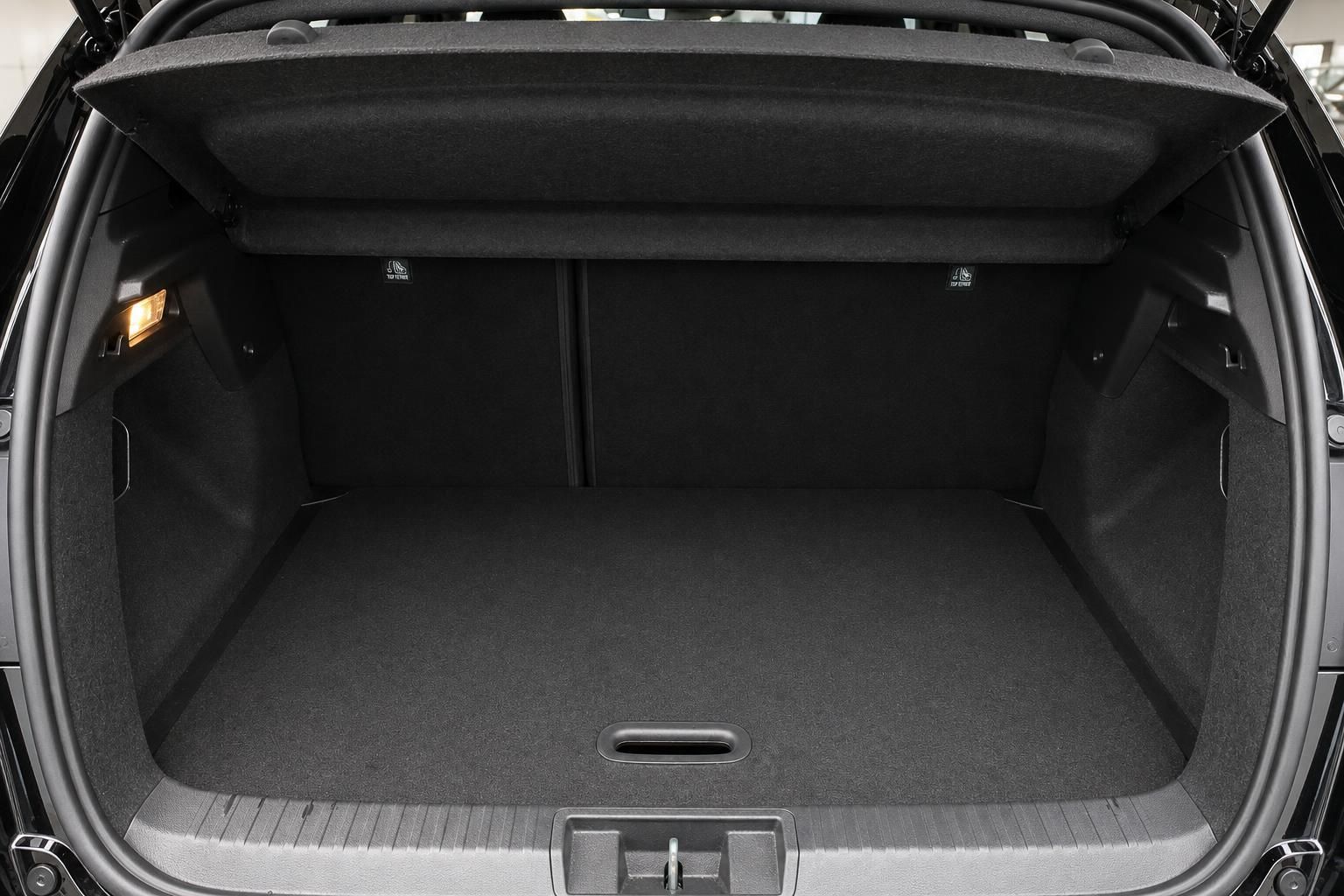 Geräumiger Kofferraum eines Fahrzeugs mit schwarzer Auskleidung und Isofix-Befestigungspunkten