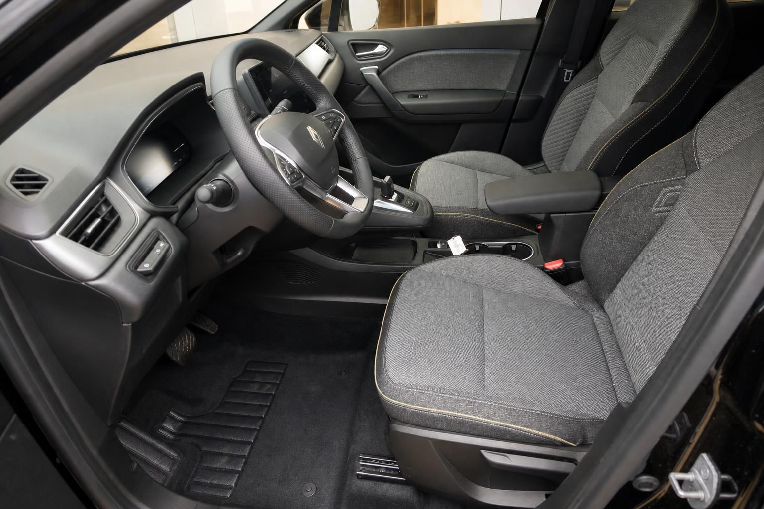 Renault Captur Innenraum – Vordersitze Stoff grau, Mittelkonsole und Lenkrad