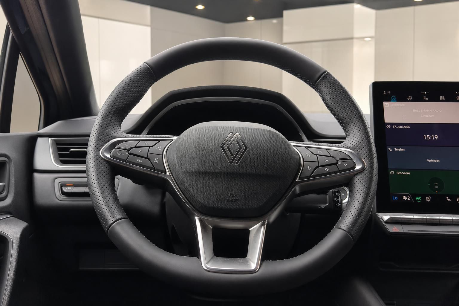 Renault Innenraum Lenkrad mit Logo und Multifunktionstasten sowie Infotainment-Display