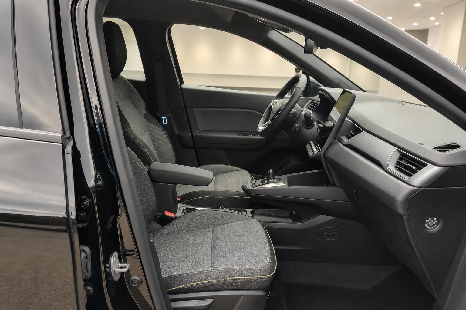 Renault Fahrzeuginnenraum Vordersitze grau mit Armlehne und Automatikgetriebe Seitenansicht