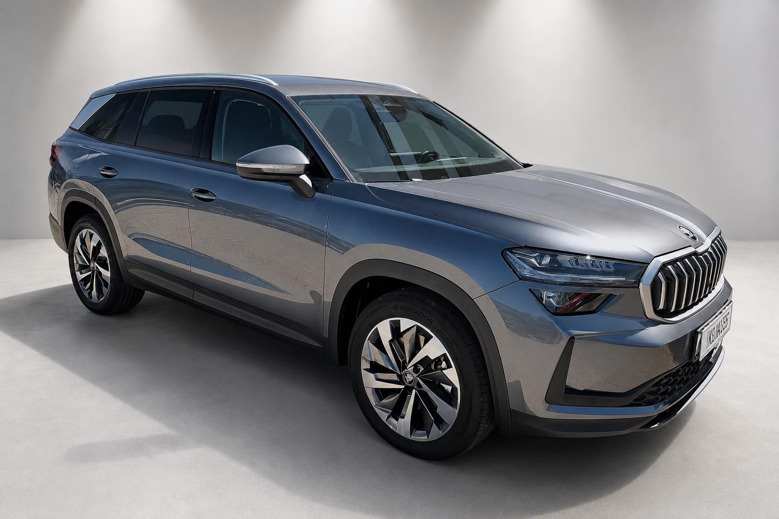 Skoda SUV in Grau-Metallic, Frontansicht seitlich im Studio