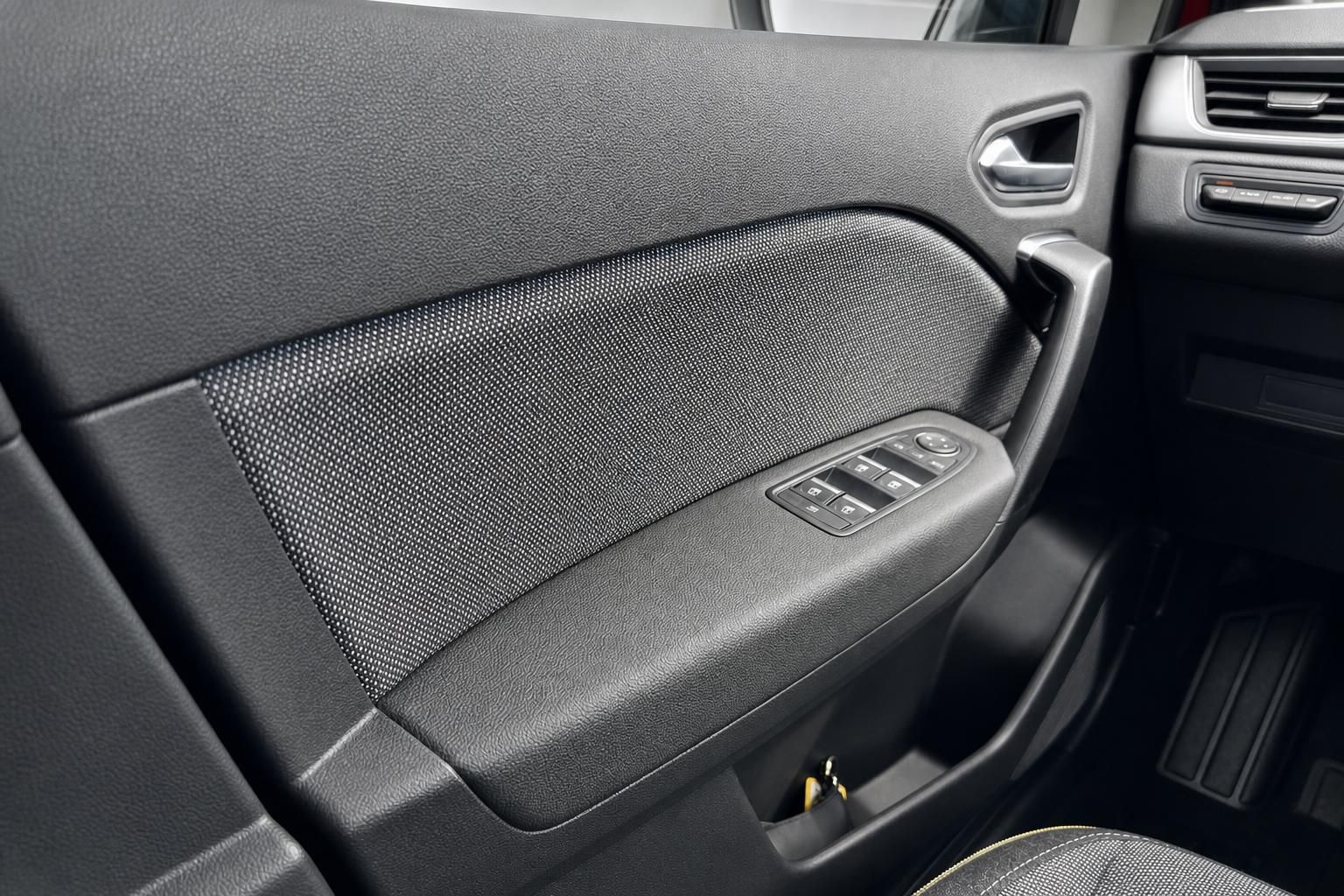 Renault Fahrzeugtür Innenverkleidung mit Fensterheber-Schaltern und Türgriff Detail