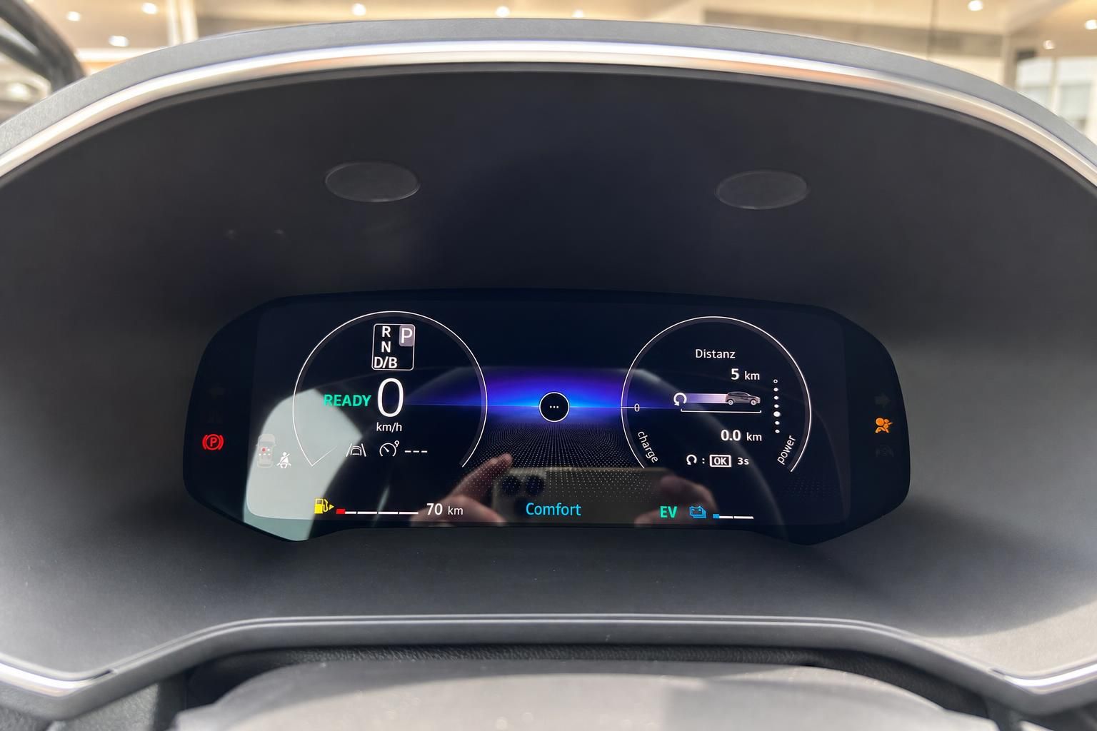 Digitales Kombiinstrument mit EV-Reichweitenanzeige und Fahrmodus-Display im Fahrzeug-Cockpit