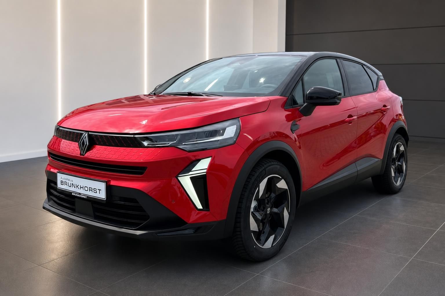 Renault Captur rot SUV Schrägansicht vorne links im Autohaus Showroom