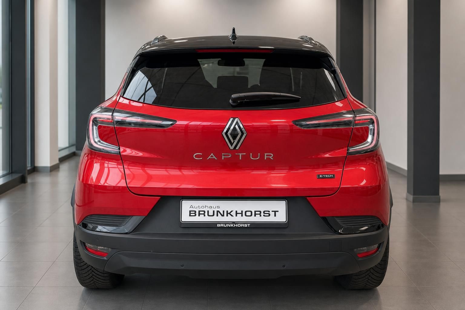 Renault Captur E-Tech rot Heckansicht mit LED-Rückleuchten im Autohaus