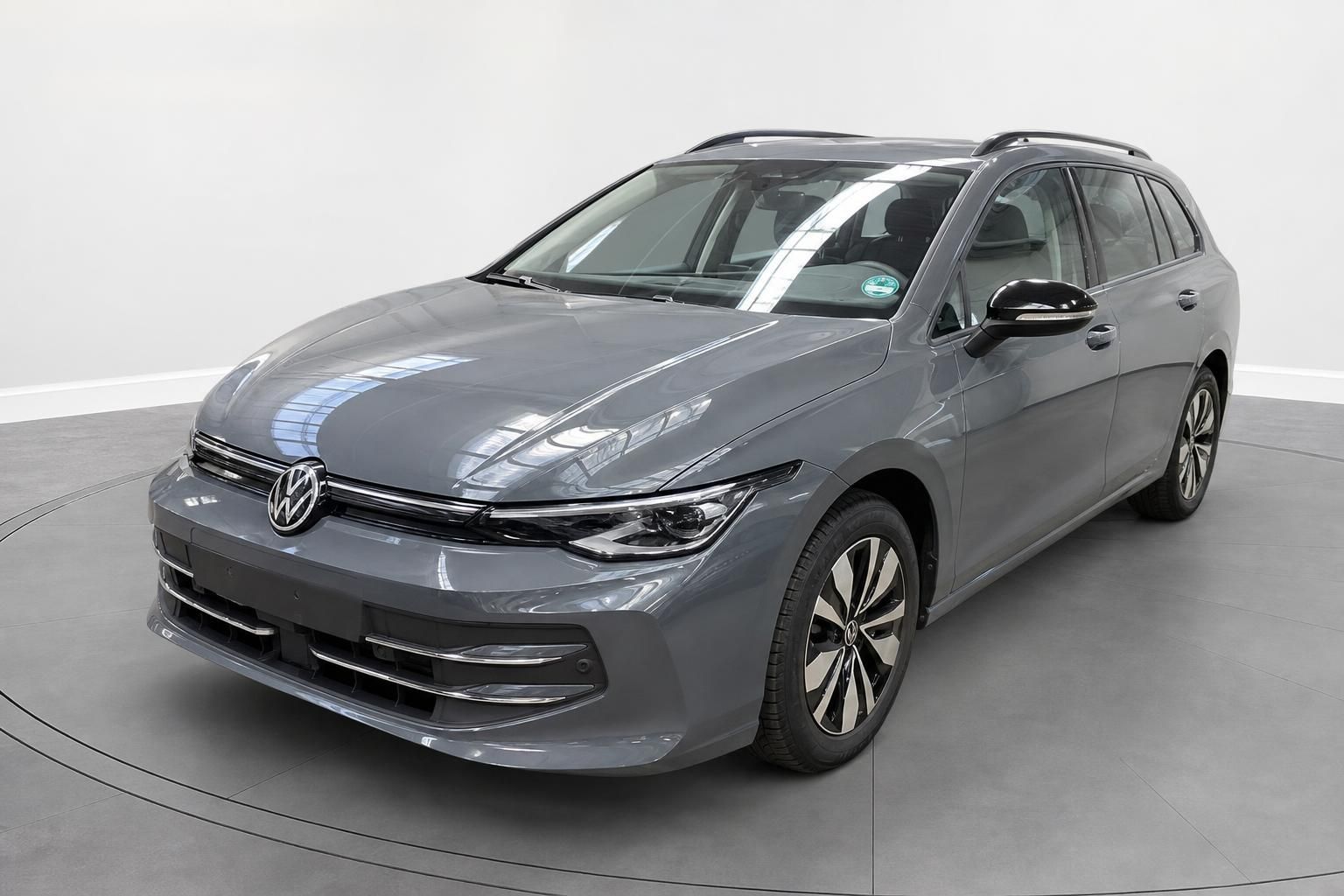 VW Golf Variant grau Frontansicht auf Drehteller