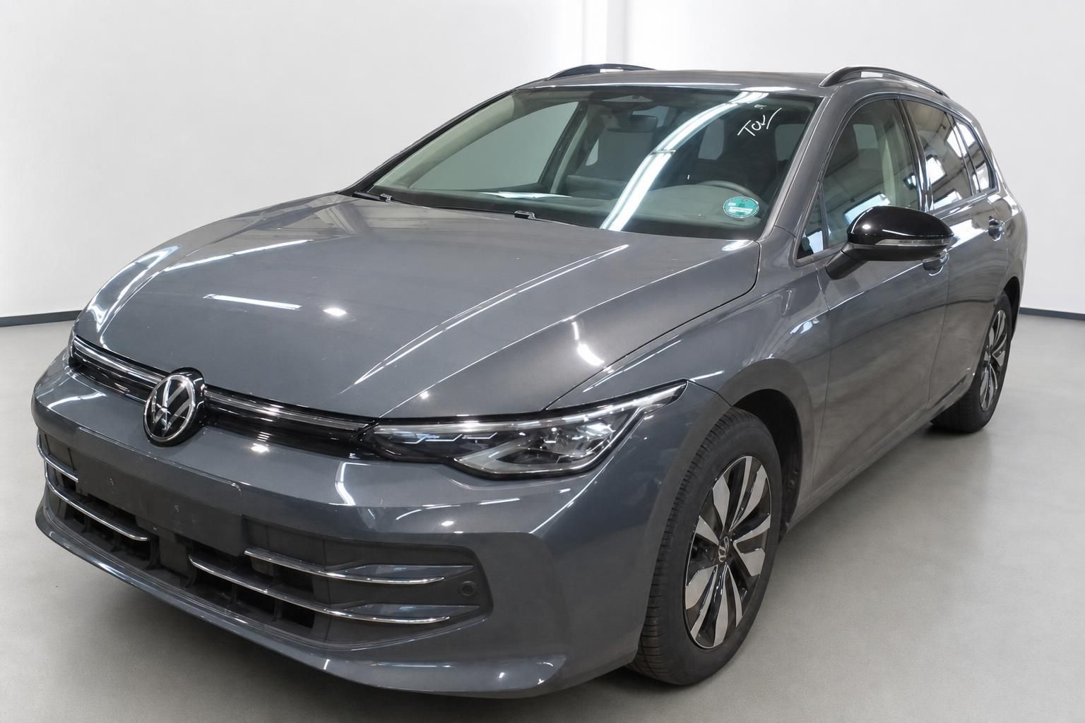 VW Golf Variant grau Frontansicht seitlich im Autohaus