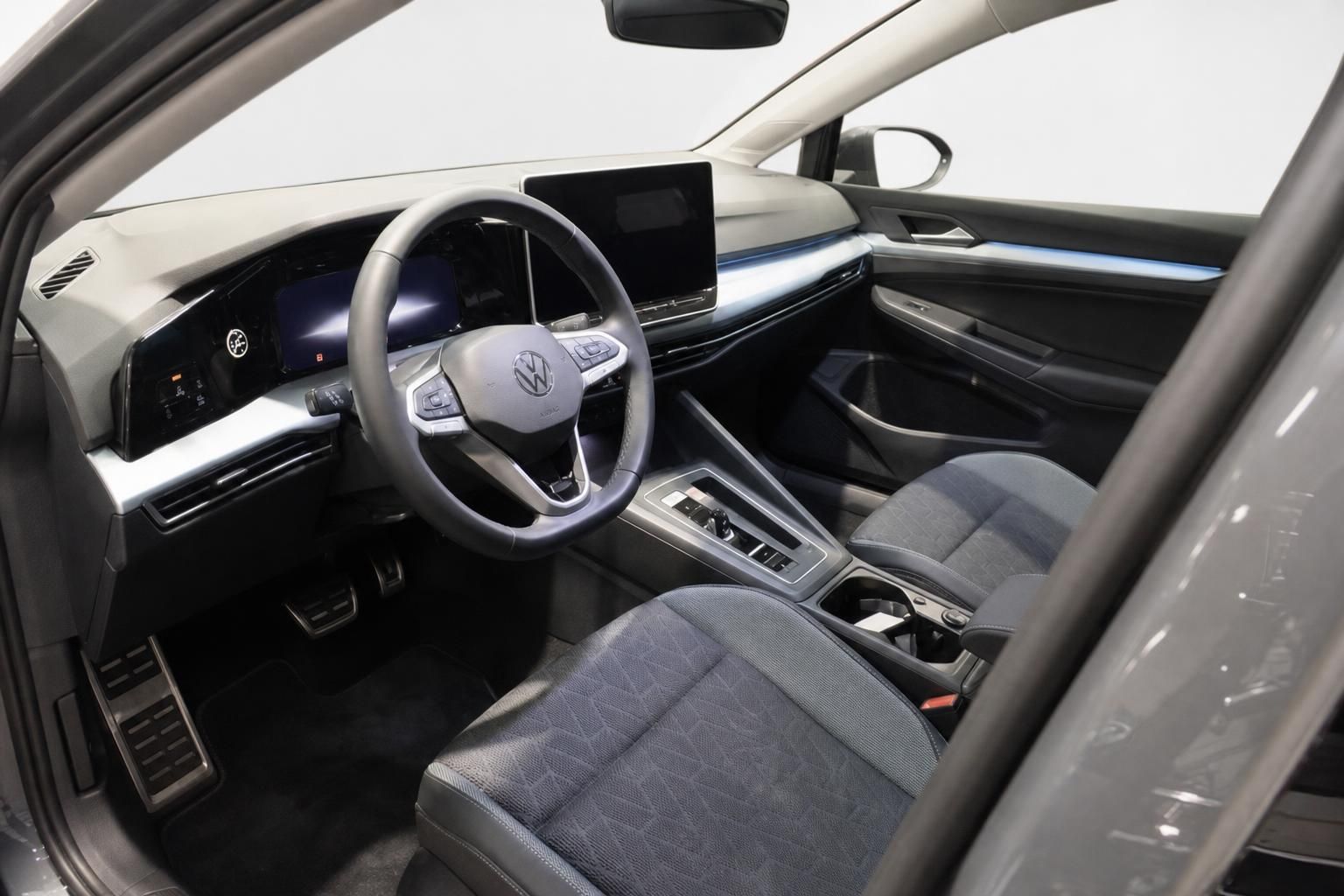 VW Golf Variant Innenraum Cockpit mit Lenkrad und Display