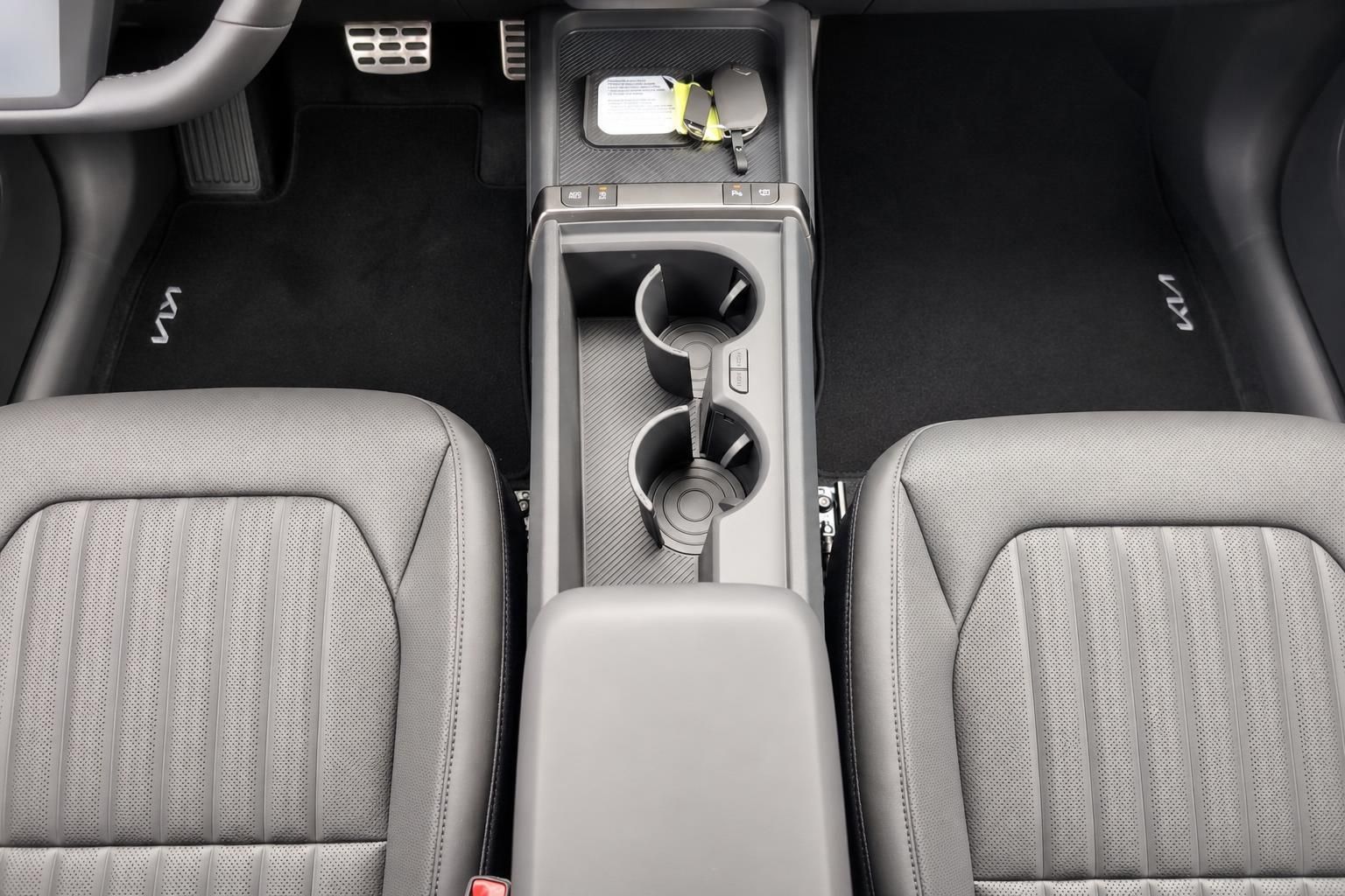 Kia Innenraum Mittelkonsole mit Becherhaltern und Sitzen