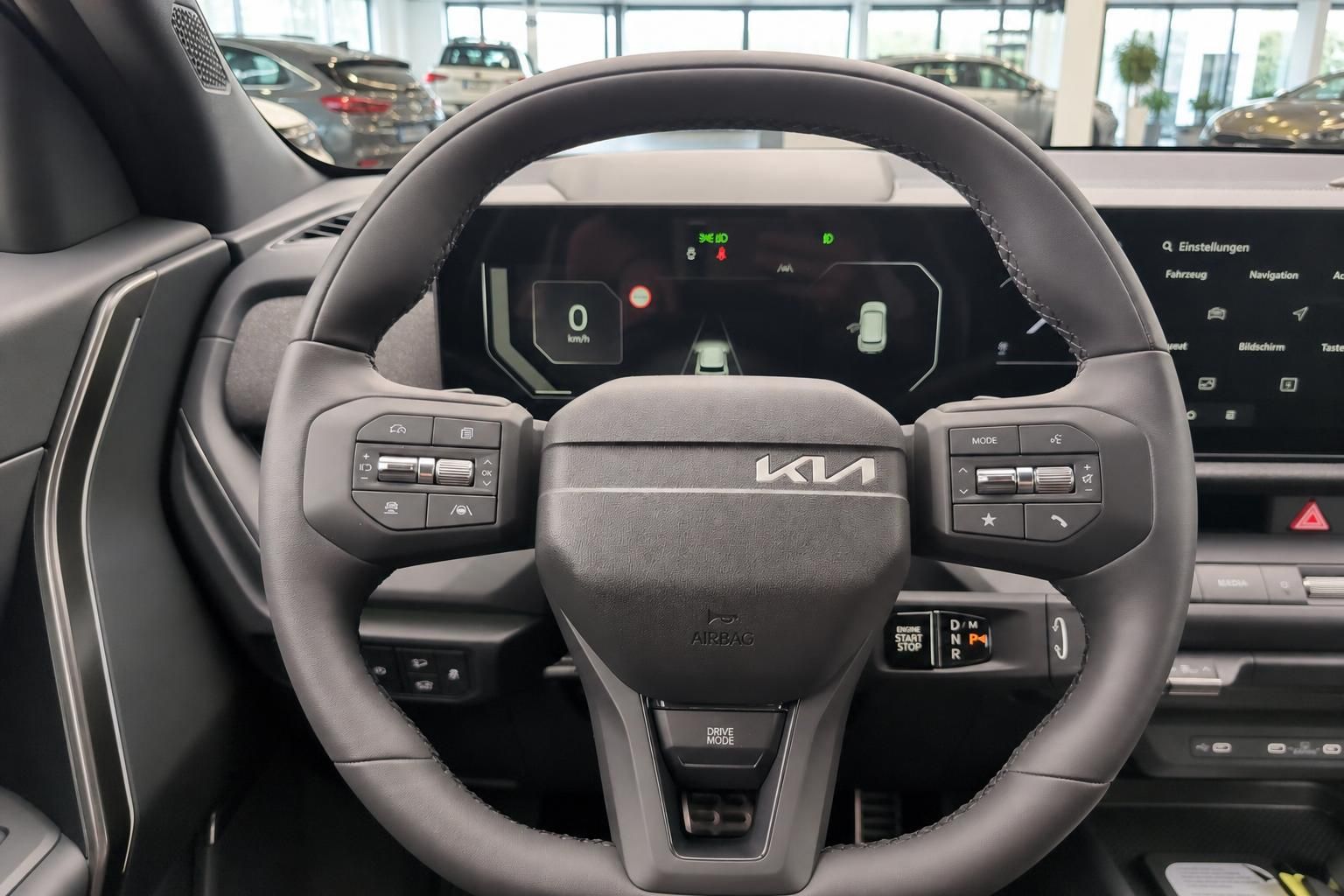Kia Lenkrad mit Bedienelementen und Kombiinstrument im Detail